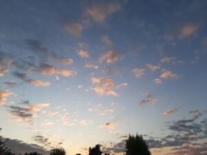 Morgenhimmel mit leichten Wolken bei aufgehender Sonne 
